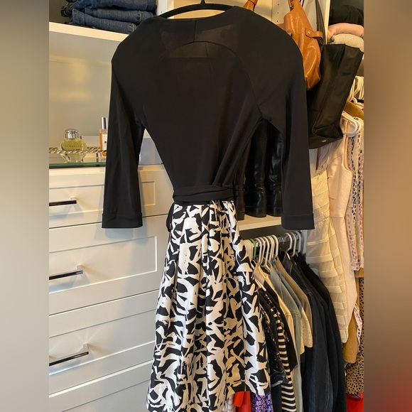 Size 0 DVF wrap dress with full skirt - Picture 2 of 4